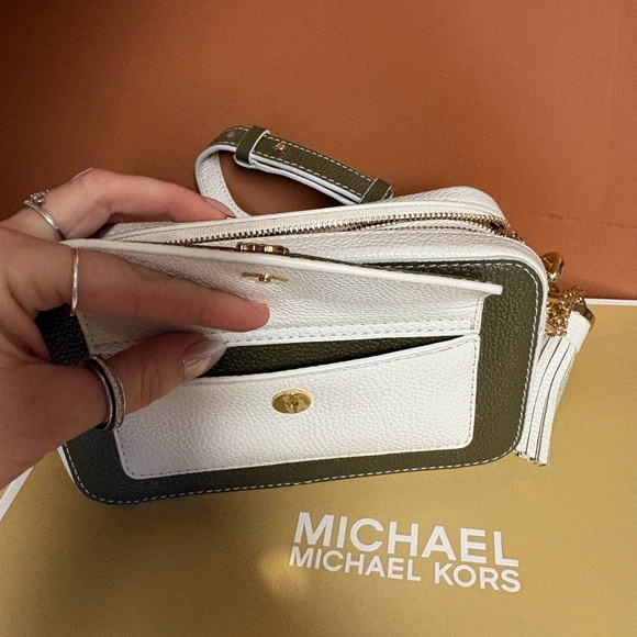 Michael Kors Green and White Crossbody Bag - Picture 4 of 16